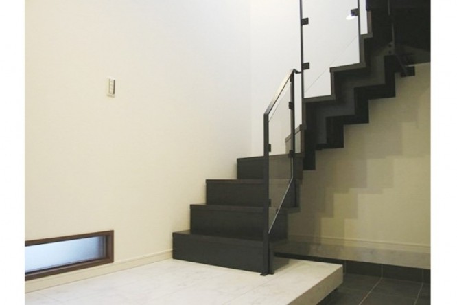 圧倒的な存在感で魅了する階段がある家